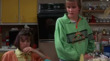 Jersey verde neón con texto usado por Al (Christa Denton) en la película The Gate