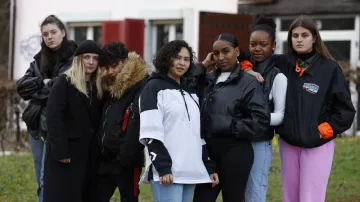 Le sweatshirt noir et blanc porté par Novinha (Kassia Da Costa) dans le film La Mif