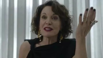 Boucles d’oreilles portées par Sasha Thomas (Kathleen Garrett) dans l’émission de télévision Inventing Anna (S01E03)