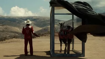 Cow Boy Red Suit usado por Brian (Steven Yeun) como se ve en Nope