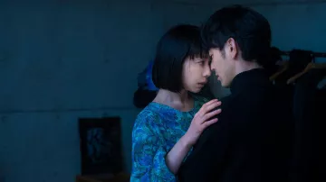 Suéter negro de cuello de tortuga usado por Jun Kodaka (Tasuku Emoto) como se ve en la película Shape of Red / The Housewife