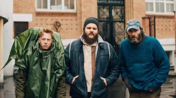 Le blouson bleu marine portée par Nicolas Grenier, dit Brindille (Antoine Bertrand) dans le film Trois fois rien