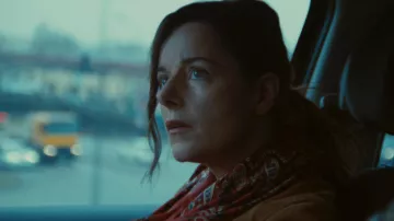 Le foulard rouge imprimé porté par Julie (Laure Calamy) dans le film À plein temps