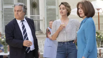 The short-sleeved printed shirt worn by Odile Verneuil-Benichou (Alice David) in the film What did we all do to God?