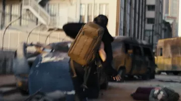 Mochila táctica usada por Alma (Rosario Dawson) como se ve en los atuendos de la serie DMZ Tv (Temporada 1)