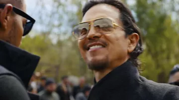 Gafas de sol doradas usadas por Parco Delgado (Benjamin Bratt) como se ve en el programa de televisión DMZ (Temporada 1)