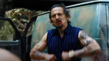 Camisa azul sin mangas a rayas usada por Parco Delgado (Benjamin Bratt) como se ve en la serie de televisión DMZ (Temporada 1)