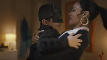 Pendientes de oro Lopp usados por Alma (Rosario Dawson) como se ve en el programa de televisión DMZ (Temporada 1)