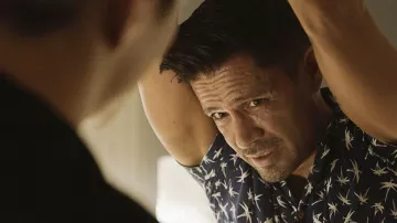 Chemise imprimée bleu marine portée par Thomas Magnum (Jay Hernandez) telle que vue dans les tenues de la série télévisée Magnum P.I. (saison 4 épisode 15)