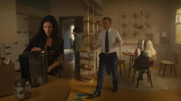 Robe kimono imprimée noire portée par Pat Phelps (Courteney Cox) telle que vue dans les tenues de la série télévisée Shining Vale (saison 1 épisode 2)