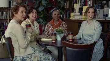 Chemisier imprimé floral porté par Emily Harris (Eva La Dare) vu dans Shining Vale (Saison 1 Episode 2)