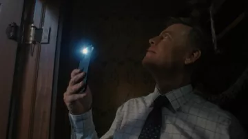 Camisa oxford cuadrada en blanco usada por Terry Phelps (Greg Kinnear) como se ve en los atuendos de la serie de televisión Shining Vale (Temporada 1 Episodio 2)