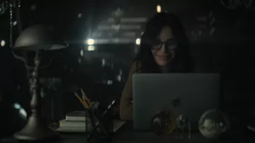 Lunettes portées par Pat Phelps (Courteney Cox) vues dans la série télévisée Shining Vale (saison 1 épisode 1)