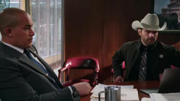 Chapeau de garçon White Cow porté par Cordell Walker (Jared Padalecki) tel que vu dans les tenues de la série télévisée Walker (saison 2 épisode 10)