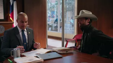 Veste de manteau portée par Cordell Walker (Jared Padalecki) telle que vue dans la garde-robe de la série télévisée Walker (saison 2 épisode 10)