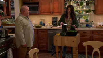 Chemise imprimée portée par Lizzie (Elizabeth Alderfer) telle que vue dans les tenues de la série télévisée United States of Al (saison 2 épisode 15)