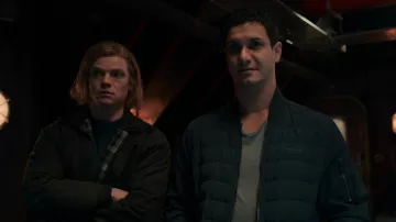 Chaqueta de bombardero de Belstaff usada por Sean Tilson (Elyes Gabel) como se ve en los atuendos de la serie de televisión Suspicion (Temporada 1 Episodio 6)