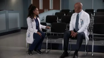 Baskets Nike Air Max 97 portées par le Dr Maggie Pierce (Kelly McCreary) vues dans Grey’s Anatomy (saison 18 épisode 10)