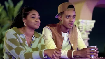 Veste universitaire brune et blanche portée par Will Smith (Jabari Banks) telle que vue dans les tenues de la série télévisée Bel-Air (saison 1 épisode 7)