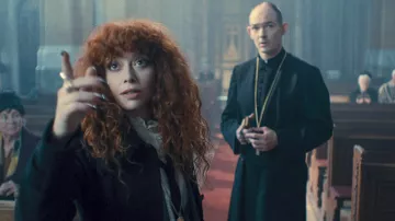 Chemisier blanc Chemise portée par Nadia Vulvokov (Natasha Lyonne) telle que vue dans la garde-robe de la série télévisée Russian Doll (saison 2)