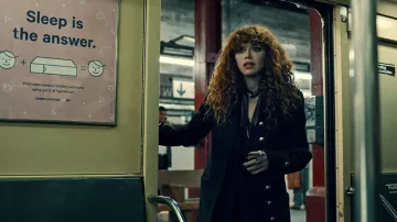 Manteau noir porté par Nadia Vulvokov (Natasha Lyonne) comme on le voit dans les tenues de la série télévisée Russian Doll (saison 2)
