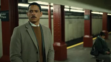 Suéter marrón usado por Alan Zaveri (Charlie Barnett) como se ve en el vestuario de la serie de televisión Russian Doll (Temporada 2)