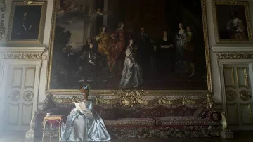Vestido usado por la reina Charlotte (Golda Rosheuvel) como se ve en el programa de televisión Bridgerton (Temporada 2 Episodio 2)