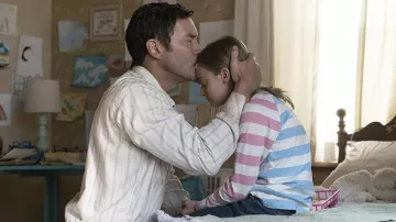 Camisa blanca a rayas usada por Perry Abbott (Tom Pelphrey) como se ve en la serie de televisión Outer Range (Temporada 1)