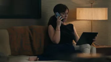 Robe noire portée par Wendy Rhoades (Maggie Siff) telle que vue dans les tenues de la série télévisée Billions (saison 6 épisode 7)