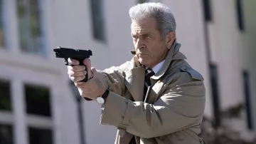 White Dial Watch worn by Olsen (mel Gibson) as seen in Agent Game movie outfits