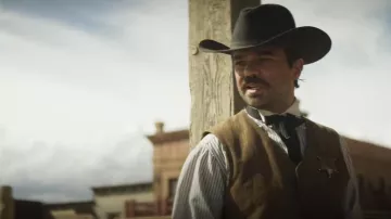 Black Cow Boy Hat porté par Arthur McCoy (Dominic Cooper) tel que vu dans la garde-robe de la série télévisée That Dirty Black Bag (saison 1)
