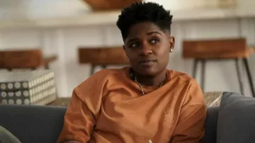 T-shirt orange porté par Tamia 'Coop' Cooper (Bre-Z) comme on le voit dans All American Outfits (S04E10)