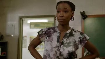 Chemisier floral Top porté par Grace James (Karimah Westbrook) vu dans la garde-robe de la série télévisée All American (Saison 4 Episode 11)