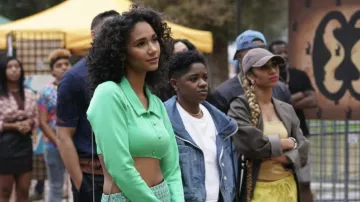 Top Polo Crop Vert porté par Layla Keating (Greta Onieogou) vu dans All American (S04E12)