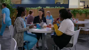 Camisa de blusa impresa usada por Christina (Maribeth Monroe) como se ve en el vestuario del programa de televisión Bob Hearts Abishola (Temporada 3 Episodio 14)