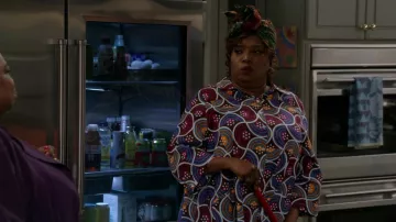 Robe imprimée portée par Olu (Shola Adewusi) telle que vue dans les tenues de la série télévisée Bob Hearts Abishola (S03E14)