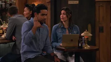 Camisa azul usada por Sid (Suraj Sharma) como se ve en los atuendos de la serie de televisión How I Met Your Father (Temporada 1 Episodio 9)