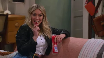 Crop Leather Jacket porté par Sophie (Hilary Duff) comme on le voit dans les tenues de l’émission de télévision How I Met Your Father (S01E09)