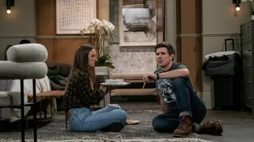 Bottes brunes portées par Jesse (Chris Lowell) comme on le voit dans les tenues de la série télévisée How I Met Your Father (saison 1 épisode 9)