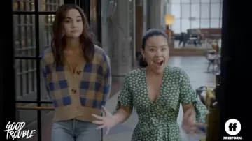 Plaid Cardigan usado por Callie Adams Foster (Maia Mitchell) como se ve en los atuendos de la serie de televisión Good Trouble (Temporada 4)