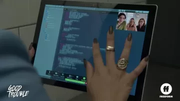 Anillo de oro usado por Mariana Adams Foster (Cierra Ramírez) como se ve en los atuendos del programa de televisión Good Trouble (Temporada 4)
