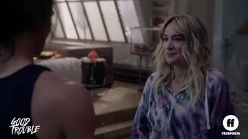 Tie and Dye Zip Hoodie porté par Davia Moss (Emma Hunton) comme on le voit dans les tenues de la série télévisée Good Trouble (saison 4)