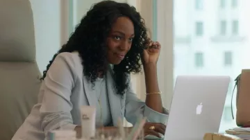 Haut bleu porté par Sloane Mitchell (Enuka Okuma) vu dans la garde-robe de la série télévisée Workin' Moms (saison 6 épisode 8)