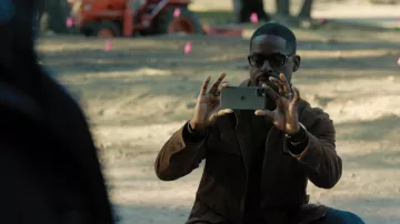 Veste brune portée par Randall Pearson (Sterling K. Brown) telle que vue dans les tenues de la série télévisée This Is Us (saison 6 épisode 7)
