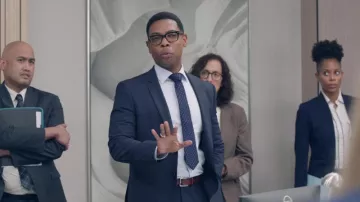 Cravate bleue imprimée portée par Jack Fortin (Tye White) telle que vue dans la garde-robe de la série American Auto Tv (saison 1 épisode 10)