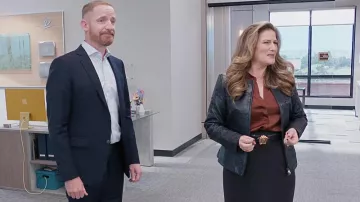 Ceinture avec boucle d’or portée par Katherine Hastings (Ana Gasteyer) telle que vue dans la garde-robe de la série télévisée American Auto (saison 1 épisode 10)