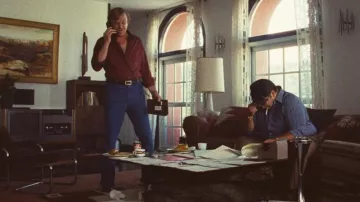 Pantalones azules usados por Jerry Buss (John C. Reilly) como se ve en winning Time: The Rise of the Lakers Dynasty trajes de la serie de televisión (S01E01)