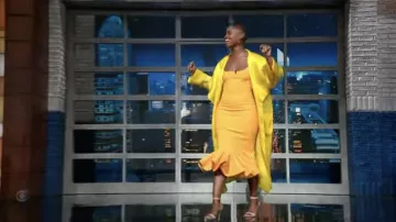 Veste Yellow Light Long Coat portée par Denée Benton comme on l’a vu dans The Late Show with Stephen Colbert le 9 mars 2022