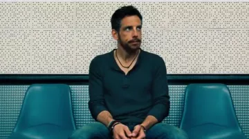 El polo azul usado por Walter Mitty (Ben Stiller) en la película The Dream Life of Walter Mitty