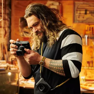 Chemise noire vierge avec manches rayées noires et blanches portées par Jason Momoa sur le compte Instagram de @prideofgypsies